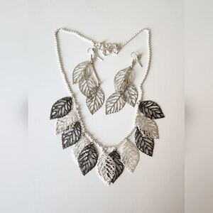 Earings and necklace set